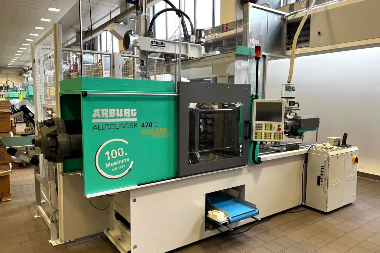 Bild: H&K Müller erhält 100. Allrounder Spritzgussmaschine von ARBURG