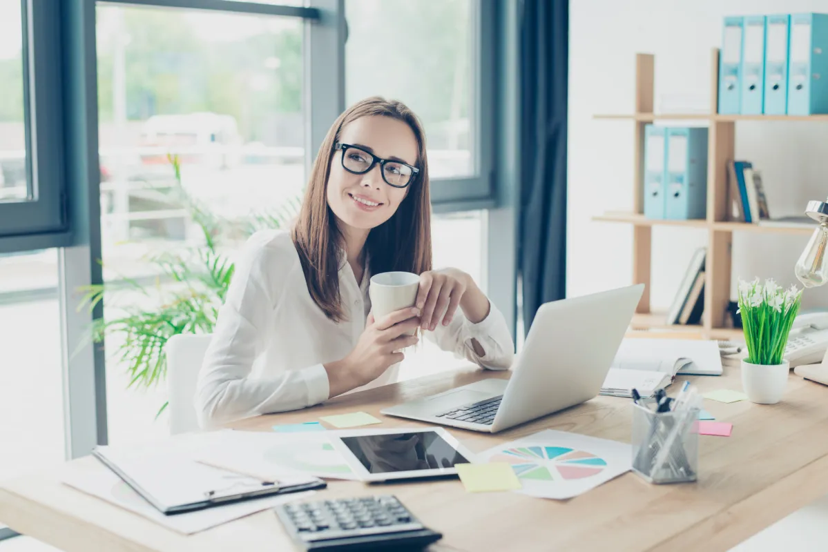 Praxismanager erledigen auch Büroarbeit (© deagreez auf fotolia)