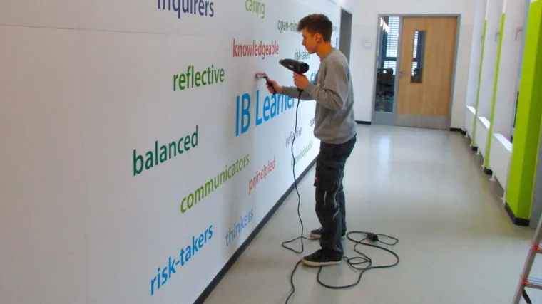 Bild: Wandtattoo für internationale Sprachschule