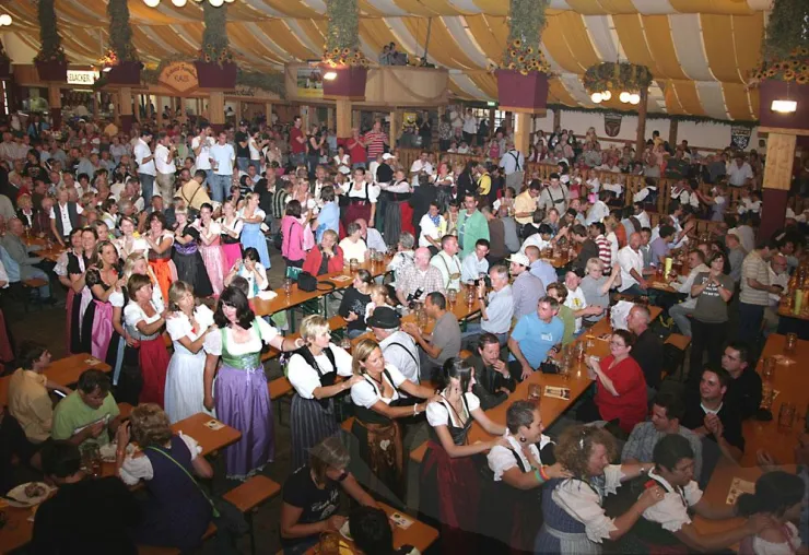 Bild: Stuttgarter Mädels knacken den Dirndl-Weltrekord. Jubel am Dienstag auf dem Cannstatter Wasen