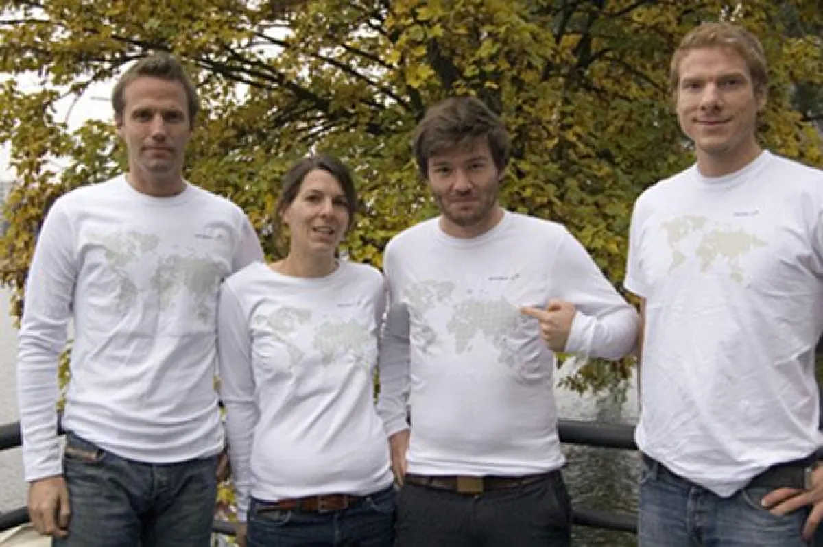 Lars Bamberg und Eva Missling von 12designer sowie Moritz Eckert und Matthias Pries von betterplace.org mit dem neuen Weltverbesserer T-Shirt