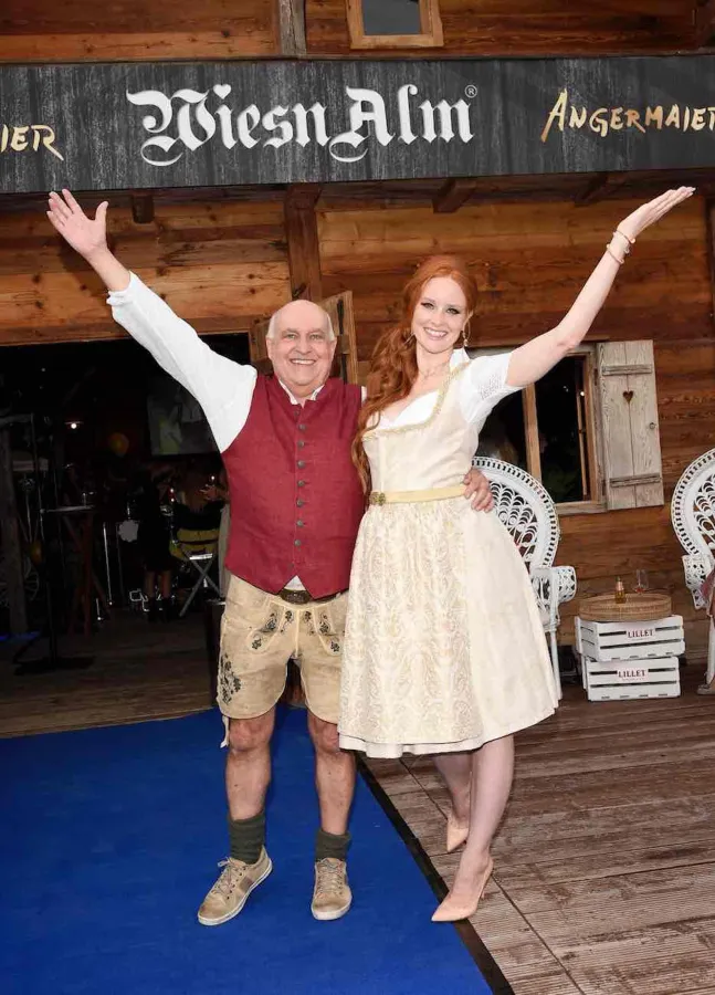 Dr. Axel Munz (Angermaier) und Top-Model Barbara Meier beim Opening der Wiesn Alm (© API_MT)