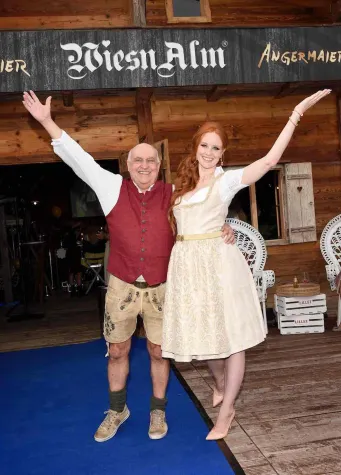 Bild: ANGERMAIER WIESN ALM:  Wiesn-Feeling pur: Getanzte Modenschau, Dirndl-Casting, Trachten-Clubbing… 