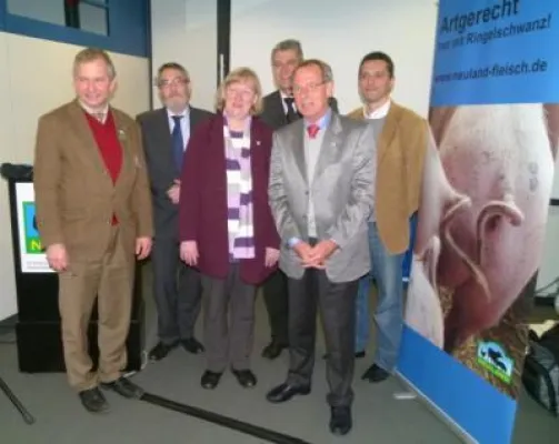 Bild: Betäubungslose Eingriffe am Nutztier sind Tierquälerei