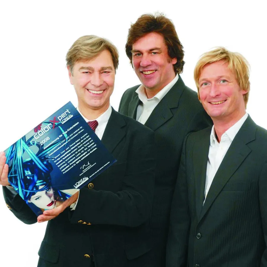 Frank Kleinow (LOreal) überreicht den beiden Friseurunternehmern Rainer Kaemena und Stefan Hagens das ColorXpert Zertifikat 2008 (v.l.)