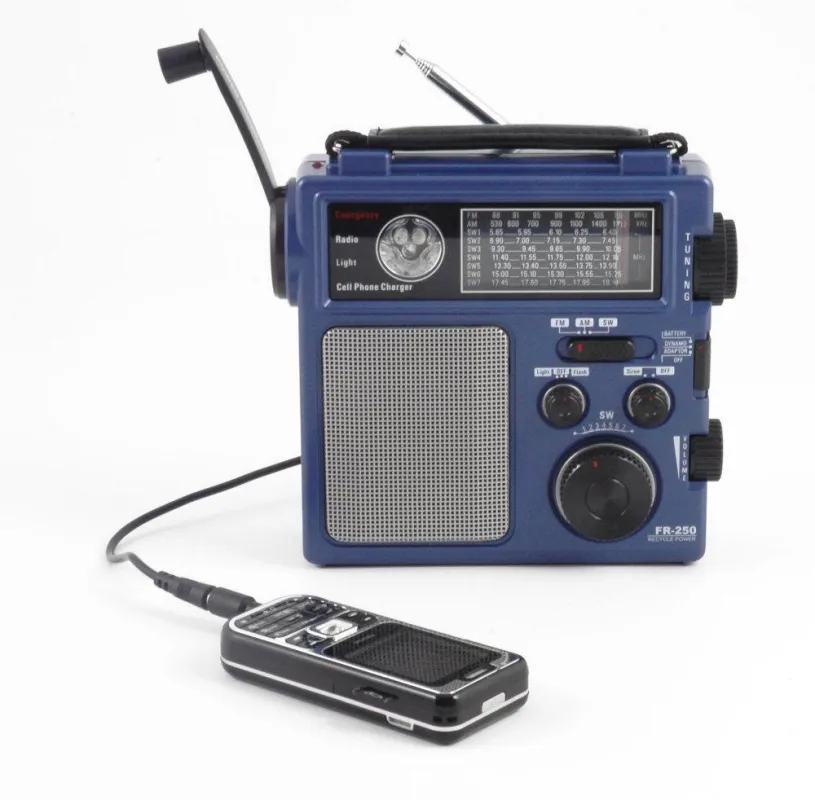Das Lextronics FR-250 kann sogar Mobiltelefone aufladen.