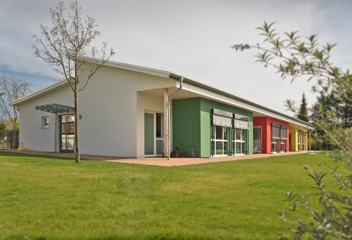 KLEUSBERG konzipierte Kindertagesstätte in Modulbauweise mit versetztem Pultdach