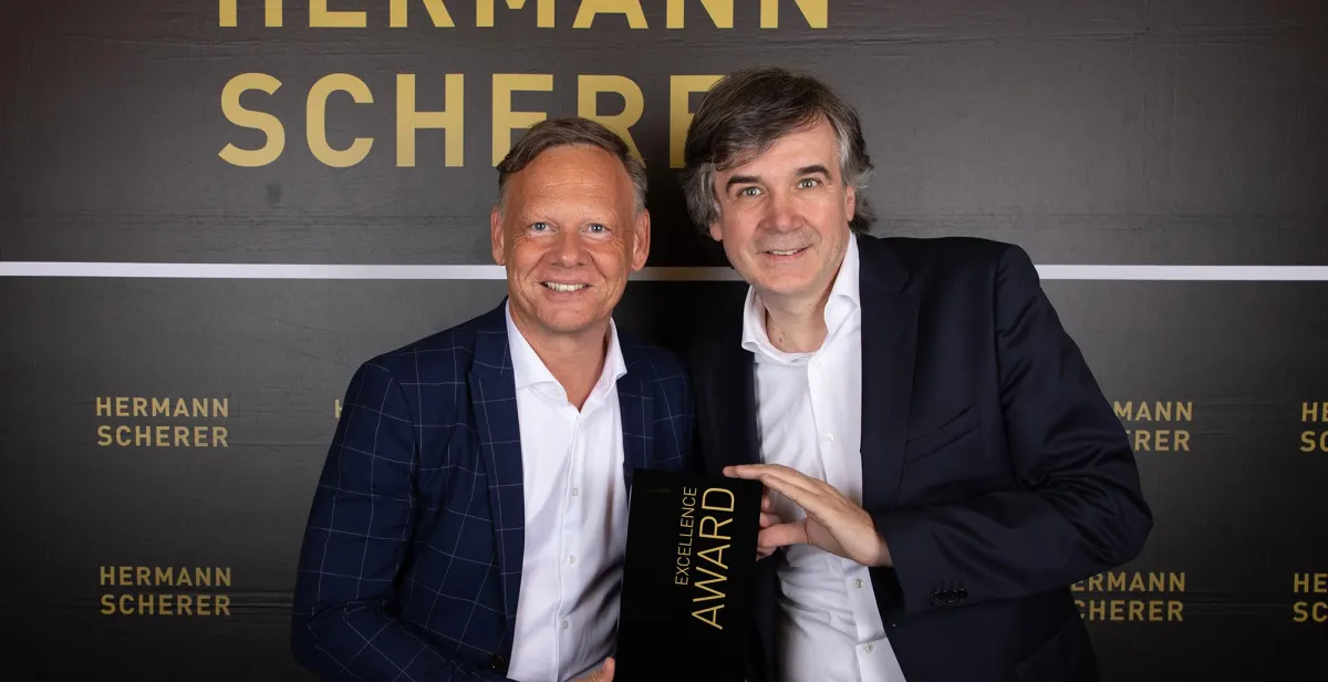 Michael Thum (li) bei der Award Verleihung durch Hermann Scherer (re)
