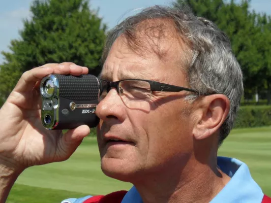 Bild: dublisGolf 05/11: Torsten Giedeon German PGA Seniors Champion 2011 nutzt Leupold GX-3® Golf Entfernungsmesser