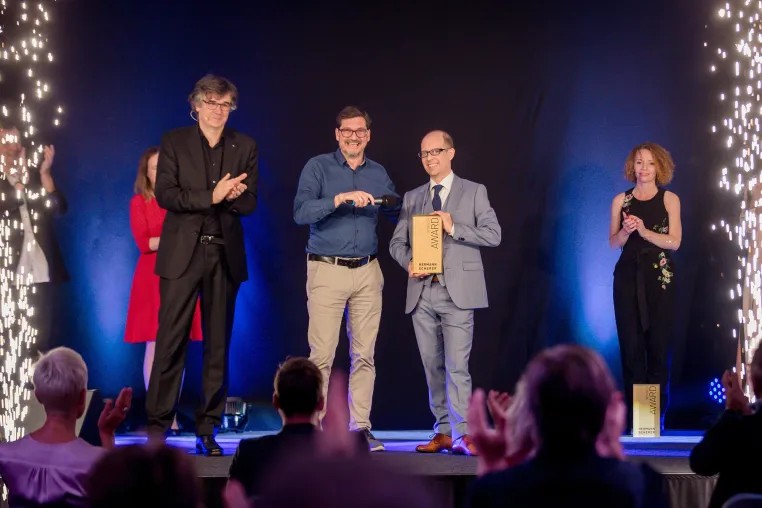 Bild: Bei Carsten Fenner sitzt jedes Wort - Wesselinger Hypnotiseur gewinnt internationalen Speaker-Slam
