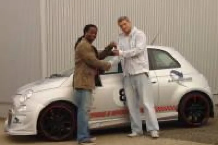 Mola Adebisi übergibt Fiat 500 an Magdeburger Gewinner des Zungen-Tattoo-Wettbewerbs der Games Convention Bild: Mola Adebisi übergibt Fiat 500 an Magdeburger Gewinner des Zungen-Tattoo-Wettbewerbs der Games Convention