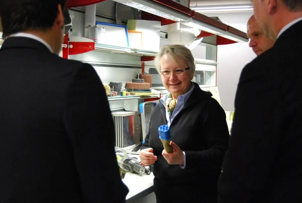 BU: Eine Forschungsministerin ist immer auf der Suche nach Firmen, wo Innovation geschieht: Auch im Ladestecker für Elektrofahrzeu