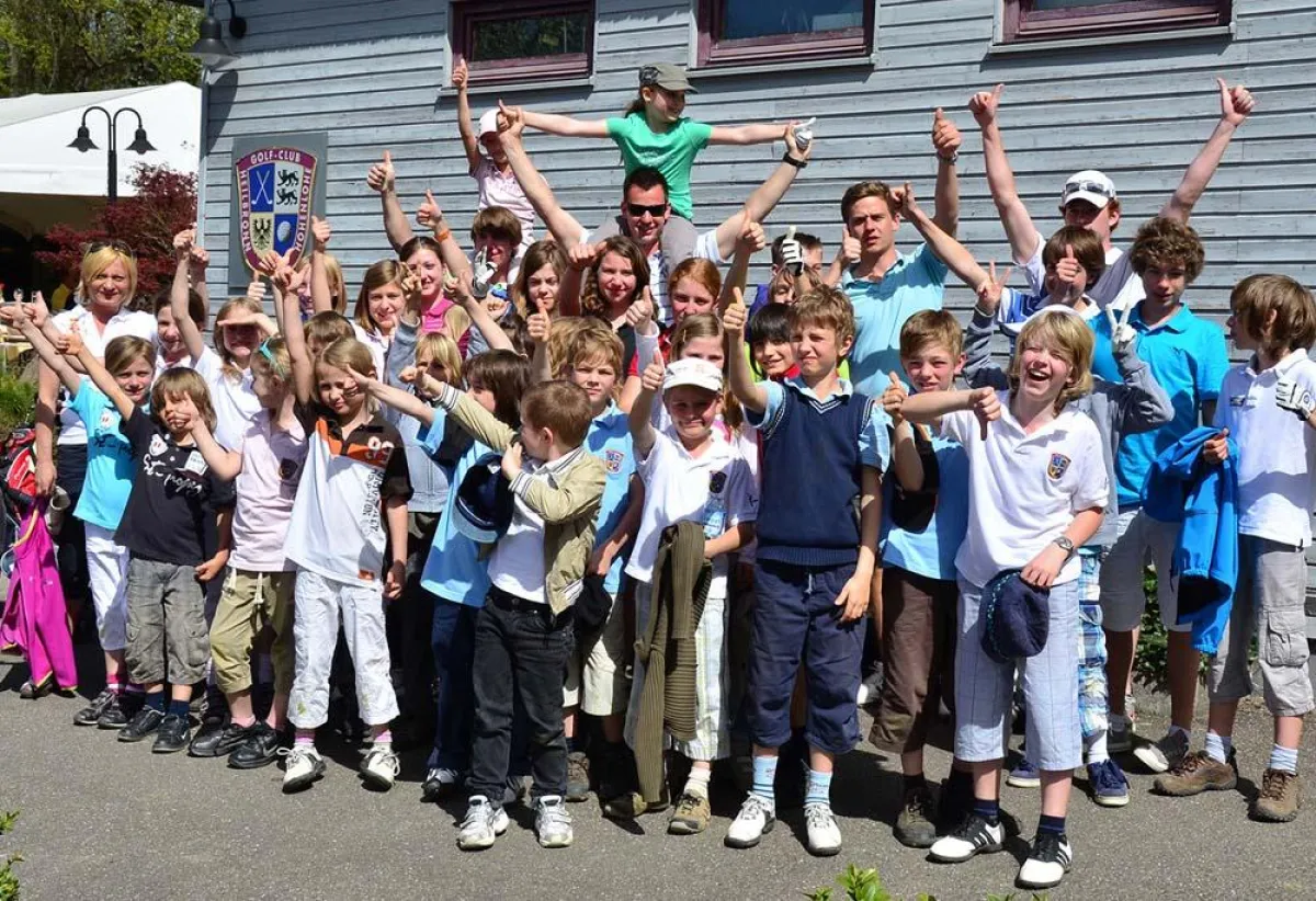 Jugendliche Begeisterung und strahlende Kindergesichter: Teilnehmer beim Jugendwochenende in Friedrichsruhe. Foto: Golf-Club Hei