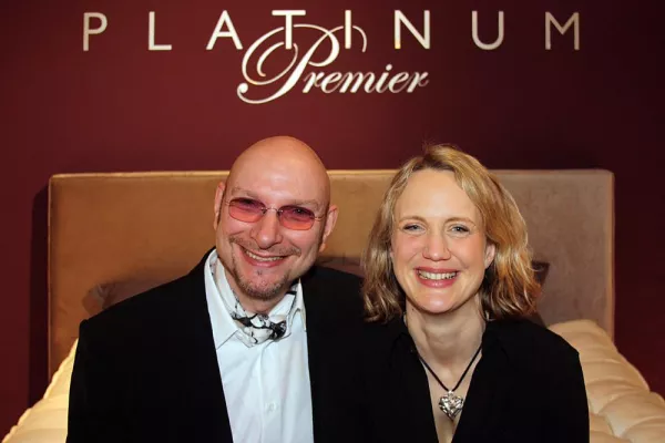 Bild: Ralph Morgenstern las „Bettgeschichten“ bei Leicher Wohnen in Hachenburg