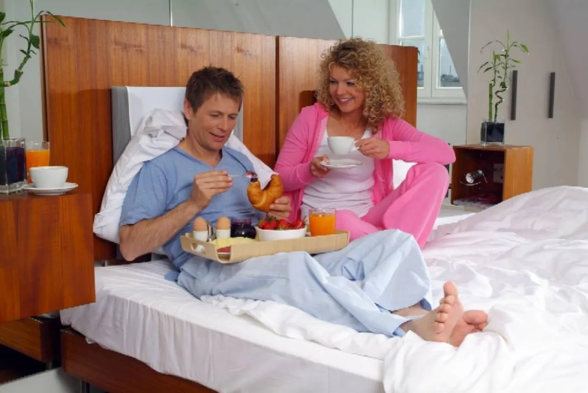 Das Schlafzimmer wird zur Wohlfühloase: Schlafraummöbel aus Holz beeinflussen das Raumklima positiv und steigern so das persönliche Wohlbefinden.
