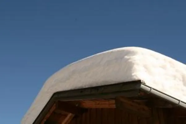 Bild: Nach der Schneeschmelze: Kommunen und Eigentümer sollten Zustand des Dachtragwerks prüfen lassen