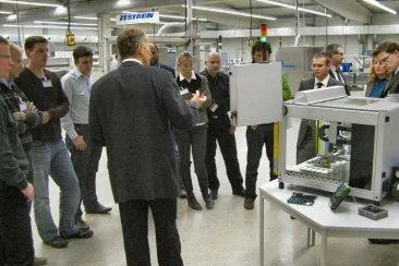 Bild: Workshop bei ZESTRON zum Thema „Beschichtung elektronischer Baugruppen" am 15.04.2010