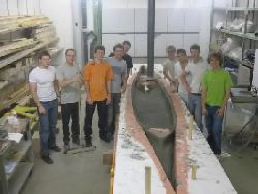 Bild: „Hopp Schwiiz“ - Emplica sponsert das Züricher Team der Betonkanuregatta