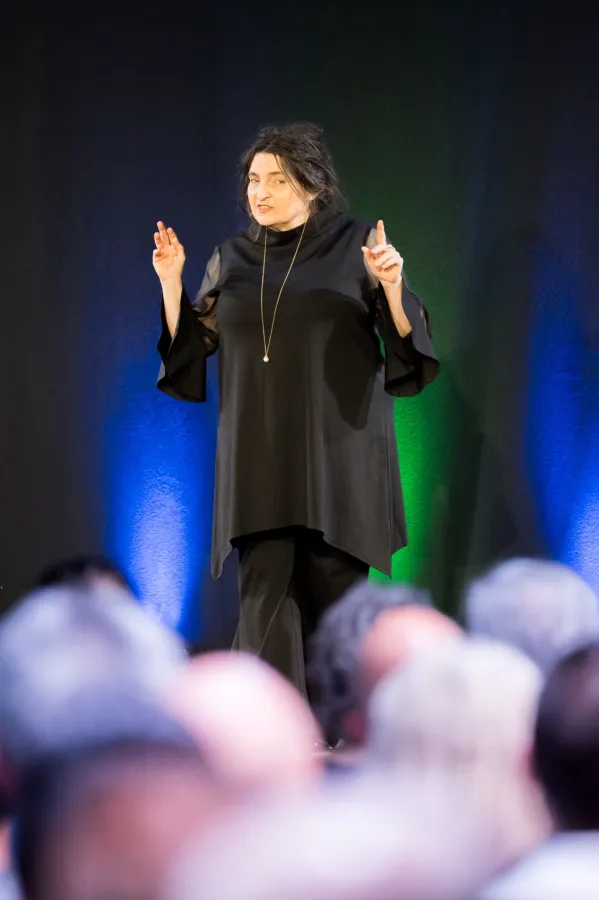 Psychohygiene auf den Punkt gebracht: Jana Ganzert gewinnt den Excellence Award im Speaker Slam