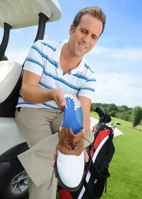 Mit der 3-Zonen-Einlage TRIactive golf stehen Sie beim Abschlag stabil und haben seitlichen Halt.