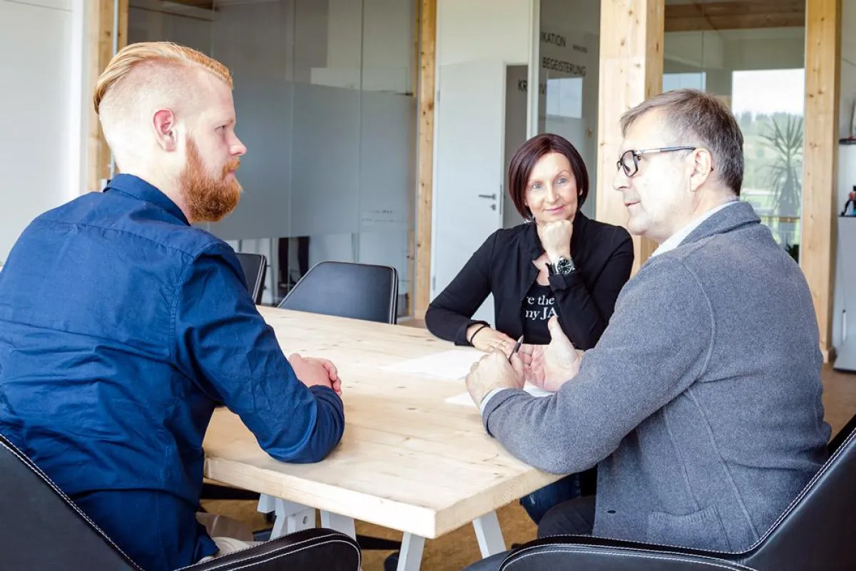 Creative Director Florian Grebner (li.) im Gespräch mit den Geschäftsführern Ulrike und Hans-Peter B