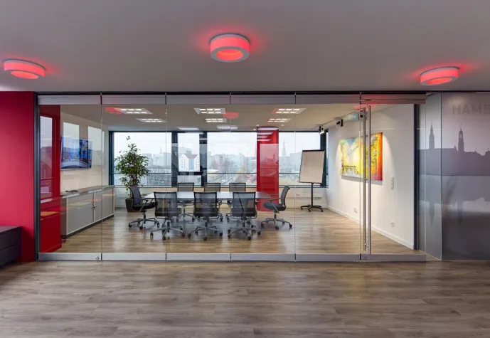 Bild: Mit der TRILUX Akademie Durchblick im Paragraphen-Dschungel