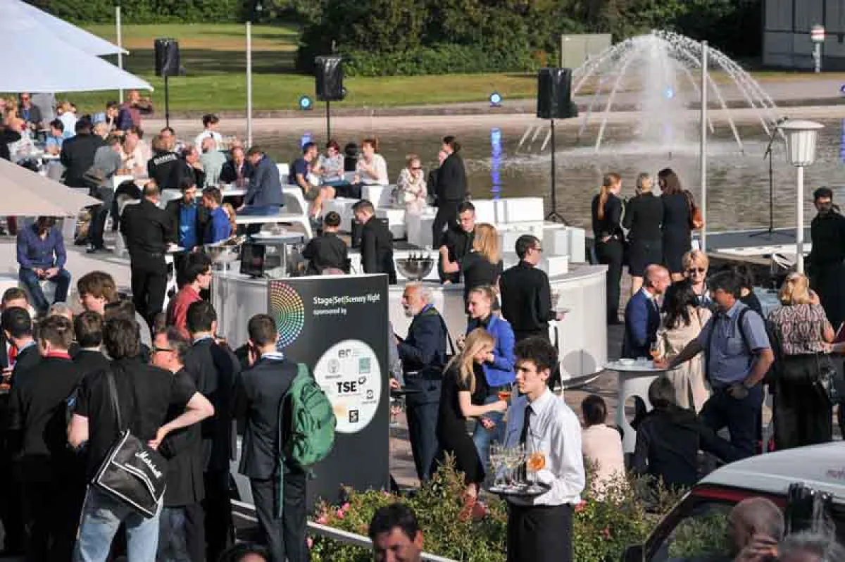 Stage|Set|Scenery Night mit der D4 Rundbar und den neuen Tischen der Swing Serie (Foto: SUITESTUFF)