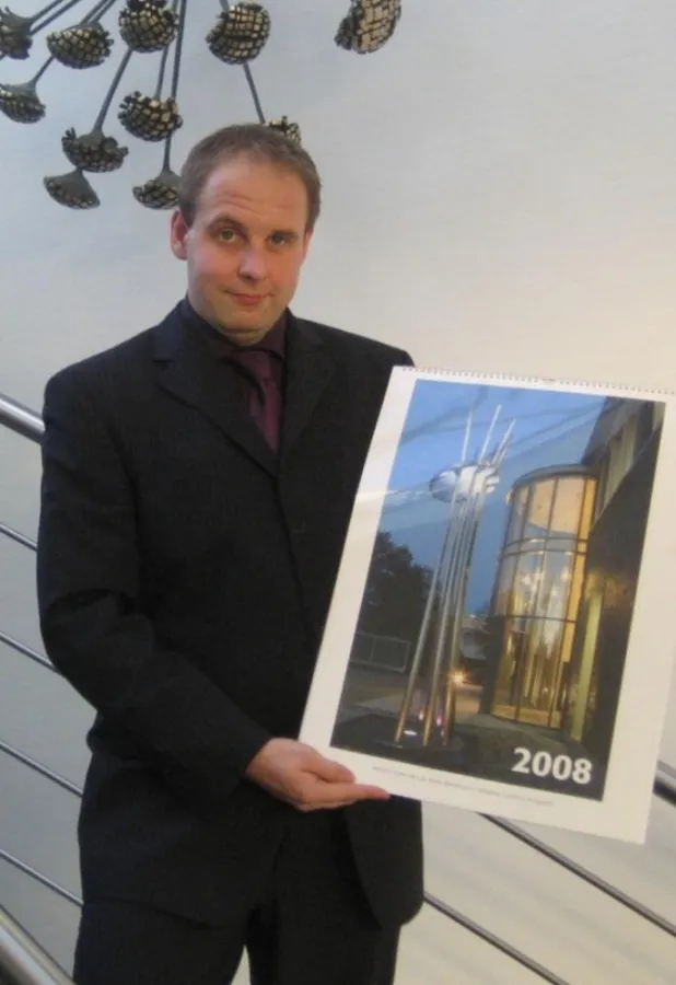 Thorsten Krimphove, Pressesprecher der Firma Bohle, präsentiert den Kunstkalender 2008