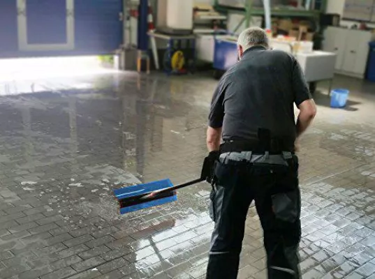 Bild: Patentierter Wasserschieber im Einsatz gegen Unwetterfolgen
