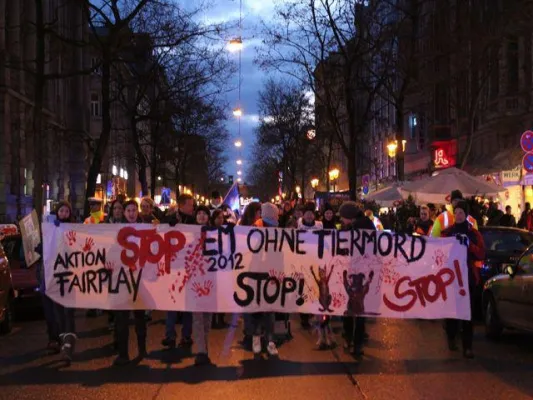 Bild: Protestwelle: Tausende demonstrierten am Samstag gegen Tötung von Straßentieren in der Ukraine für die EM 2012