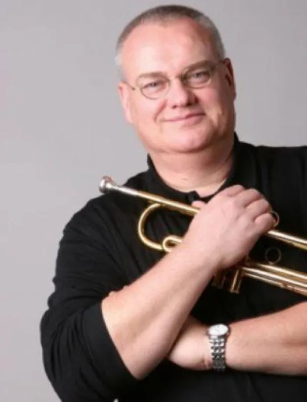 Prof. Malte Burba hält einen Gastworkshop für Blechbläser an der Neuen Jazzschool München.