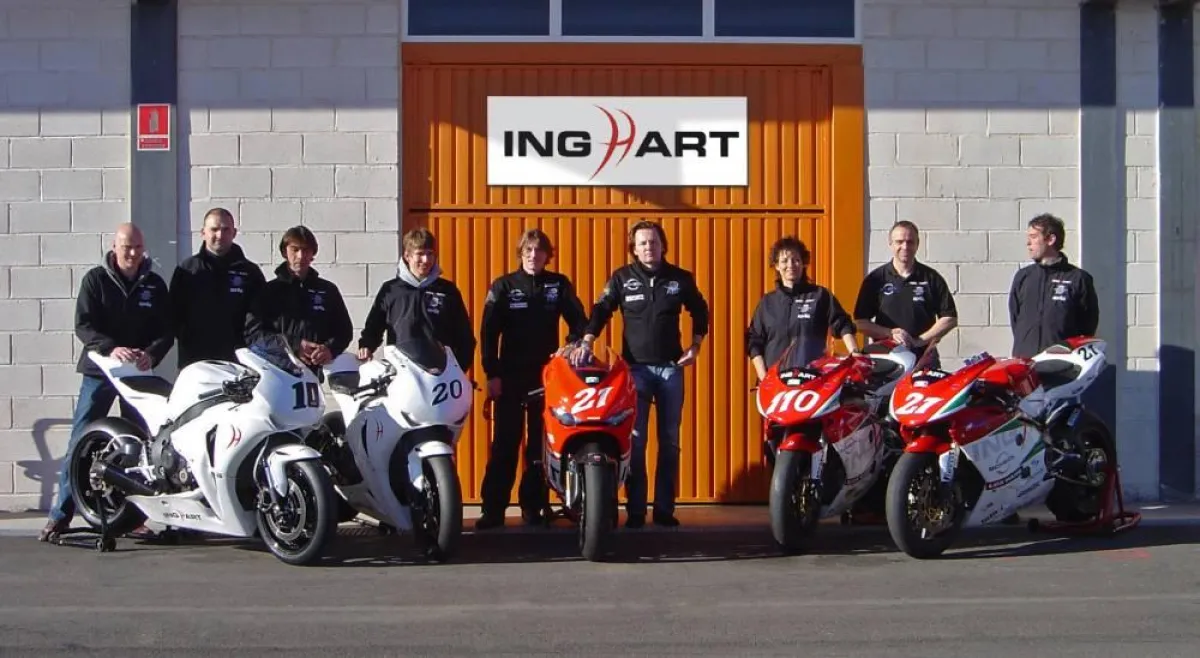 Das Team Inghart in Cartagena mit den neuen Hondas sowie den MV Agusta Bikes