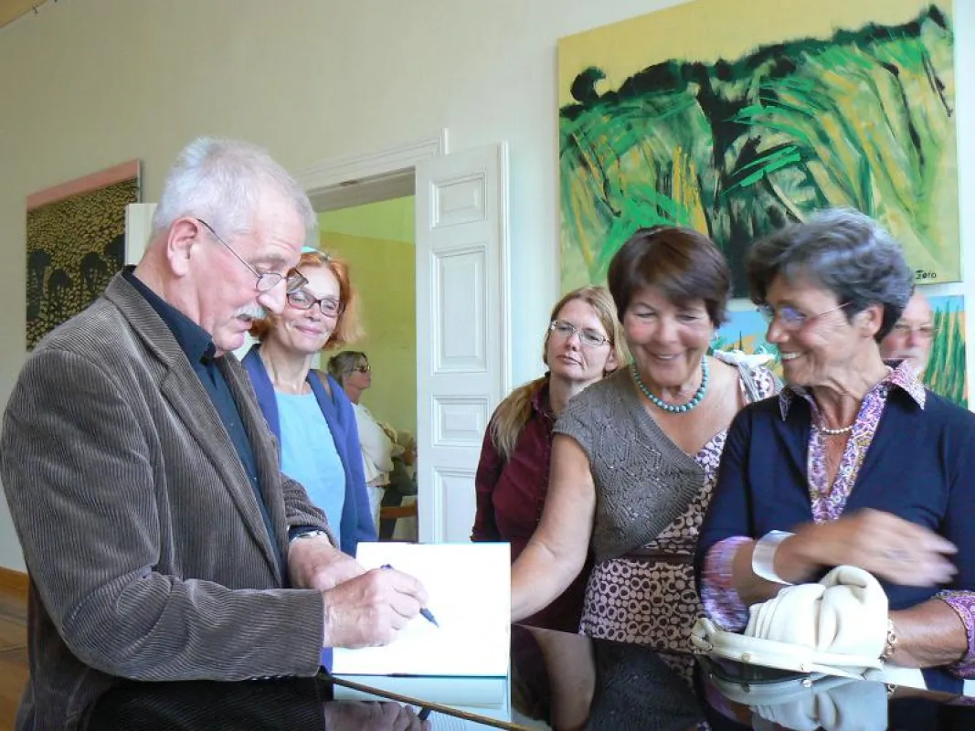Der Maler und Schriftsteller Matthias Wegehaupt signiert sein neuestes Buch