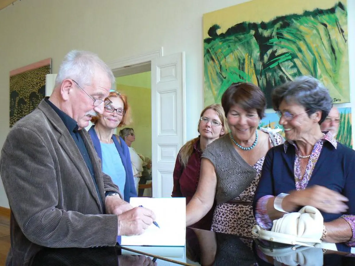 Der Maler und Schriftsteller Matthias Wegehaupt signiert sein neuestes Buch 