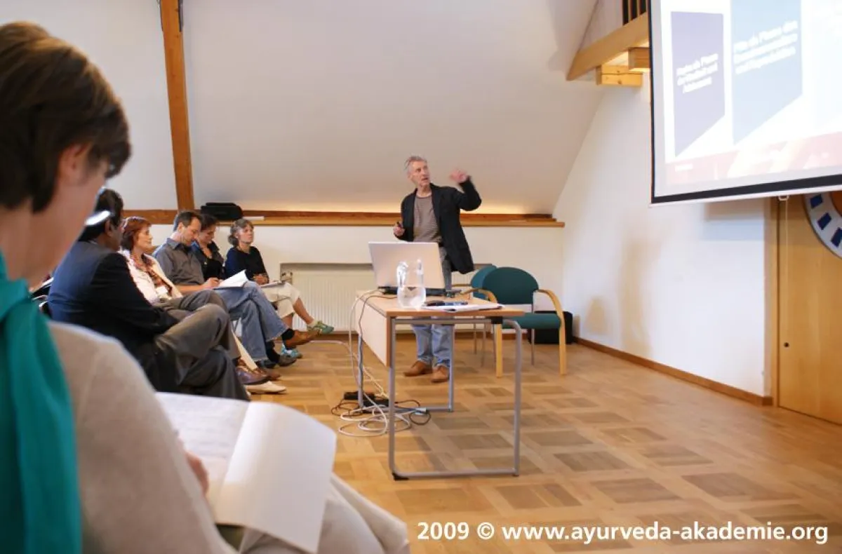 Unterricht mit Dr. med. Kronpaß an der Europäischen Akademie für Ayurveda