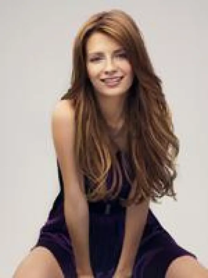 Hollywood-Star Mischa Barton präsentiert sich auf dem pinken Teppich. (Copyright: Celebrity Network)