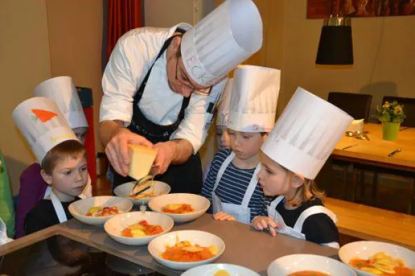 Bild: Wie kommt der Käse in die Ravioli? 1. Kinder-Koch-Akademie bei SCHOLTES Fliesen & Sanitär