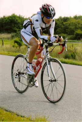 Bild: Randi Stolz fährt mit dem Energiearmband von Ampli5 besser Rennrad