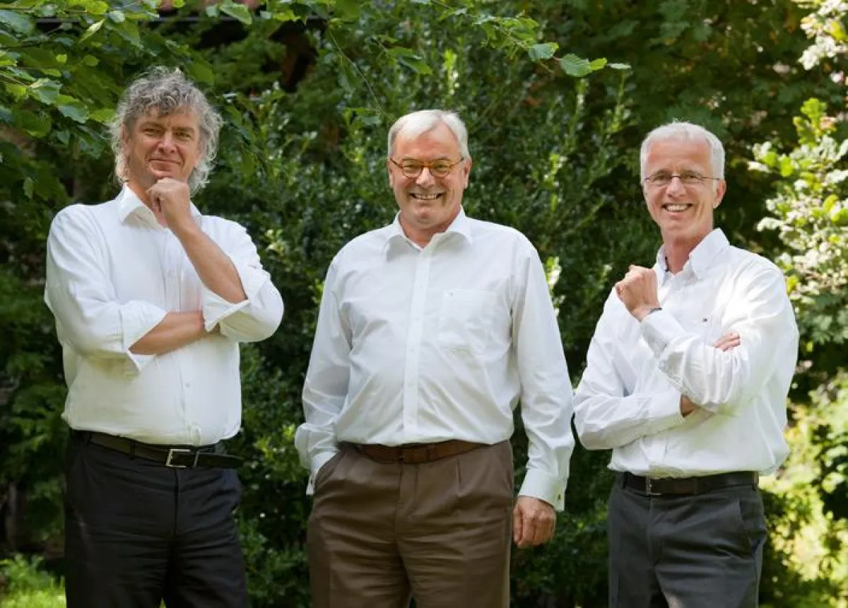 Hans P. Brandt, CEO Total Identity; Jack Blecker, Aufsichtsratsvorsitzender, und Norbert Gabrysch, CEO der wirDesign AG (v.l.n.r.)