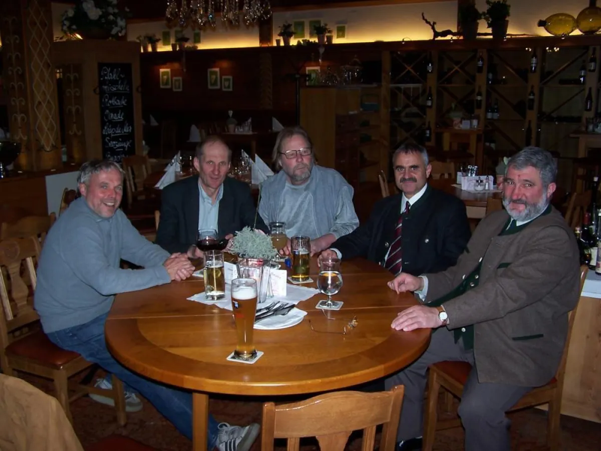 Von rechts nach links: 1. Bgm. G. Schützinger, Grabenstätt, 1. Bgm. B. Graf, Chieming, Prof. Dr. K. Ernstson, Dr. V. Gusiakov, W. Mayer.