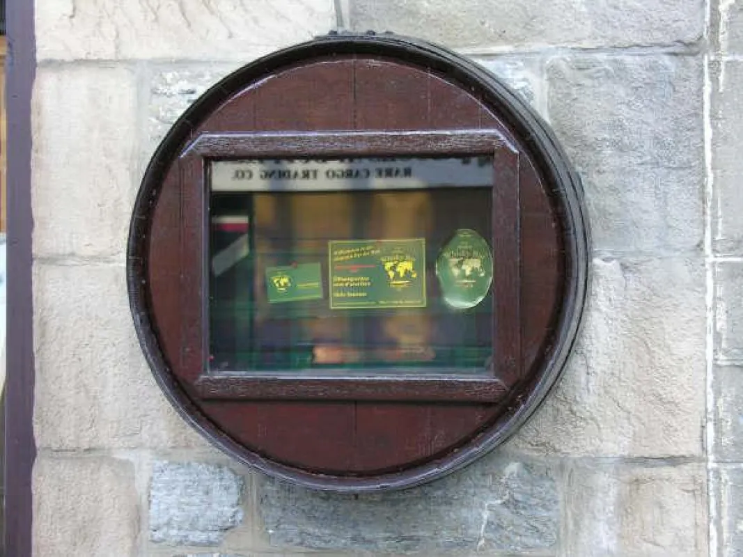 Fassvitrine des „Taste of Speyside“ in Dufftown