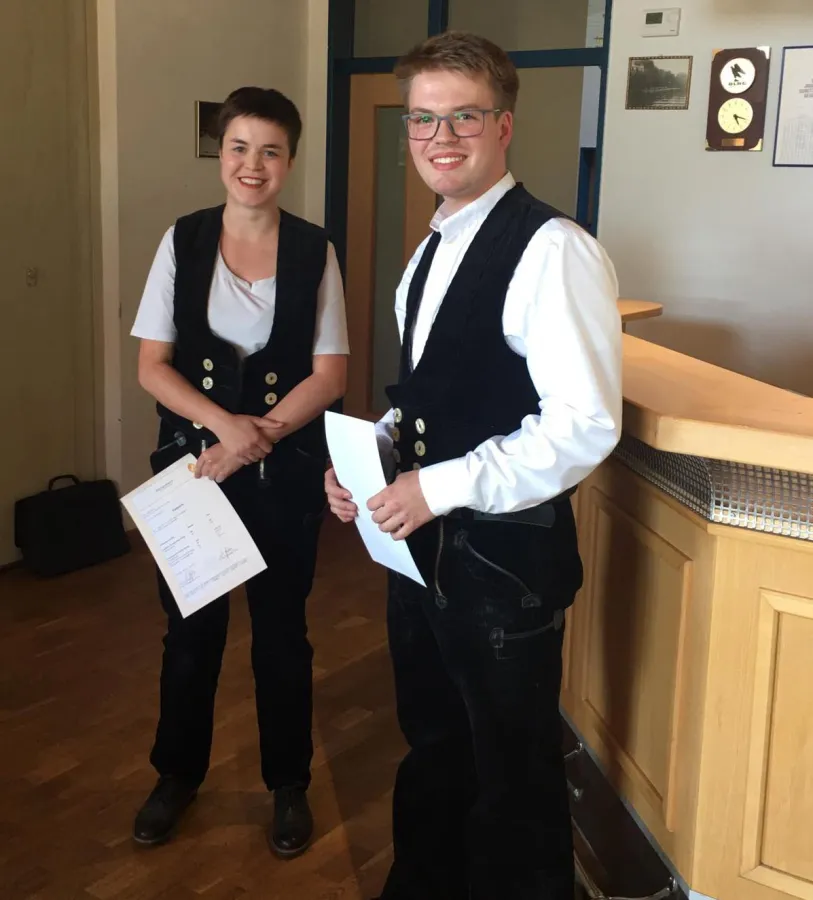 Mit Note '1' bestanden: Annika Körner und Lennart Meyer bei ihrer Freisprechung