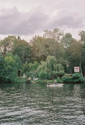 Bild: „Oase“ in der Großstadt – Fotografien von Álvaro Martínez Alonso in der Galerie 100 Kubik, Köln