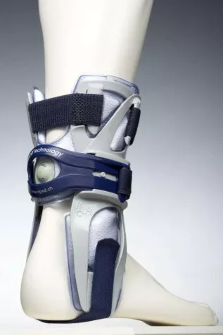 Bild: Die "ausgezeichnete" Art, Verletzungen zu kurieren / VACO®ankle gewinnt den "red dot design award"