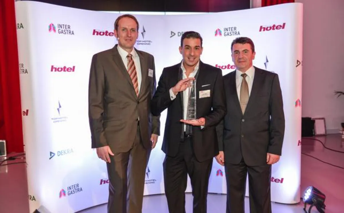 Mathias Hansen (links) und Thomas Karsch (rechts) von Top Hotel gratulieren Jens U. Sroka.