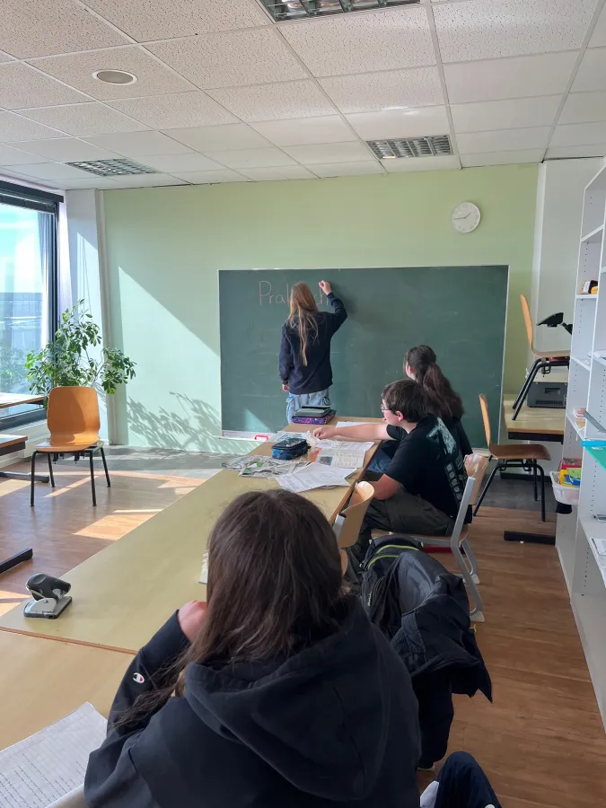 SchülerInnen der Freien Naturschulen Köln in einer Unterrichtseinheit „Praktische Philosophie“. (© Bilder der Firma „Vivimos ganzheitliche Lebensräume gUG“. Dürfen mit Artikel veröffentlicht werden)