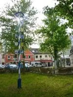 Bild: Brauchtum mit Lern-Effekt - Grundschule am Grünen Markt stellt den ersten Maibaum in Erding seit 1952 auf