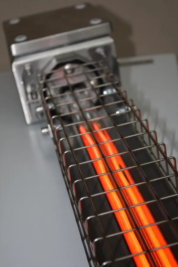 Infrarot-Strahler können mit Schutzgitter und spezieller Dichtung Staub und Spritzwasser trotzen.