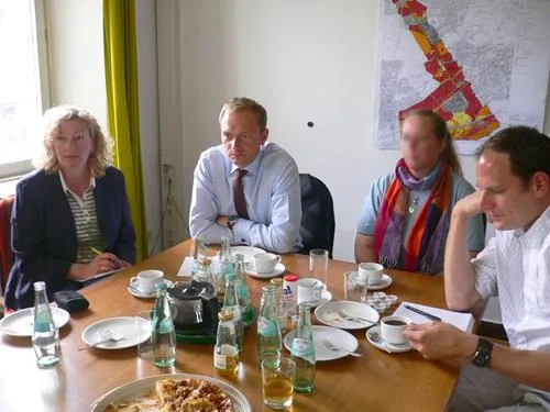 FDP-Politiker Lindner und Glamann im Gespräch mit „1-Euro-Jobbern“ Bild: FDP-Politiker Lindner und Glamann im Gespräch mit „1-Euro-Jobbern“