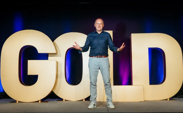 Bild: Peter Hug begeistert beim Internationalen Speaker Slam: "Jeder Mensch hat Millionen-Ideen"